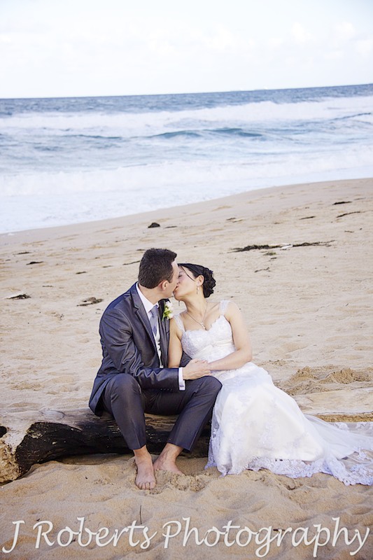 Couple kissing on the beach - wedding photography sydney